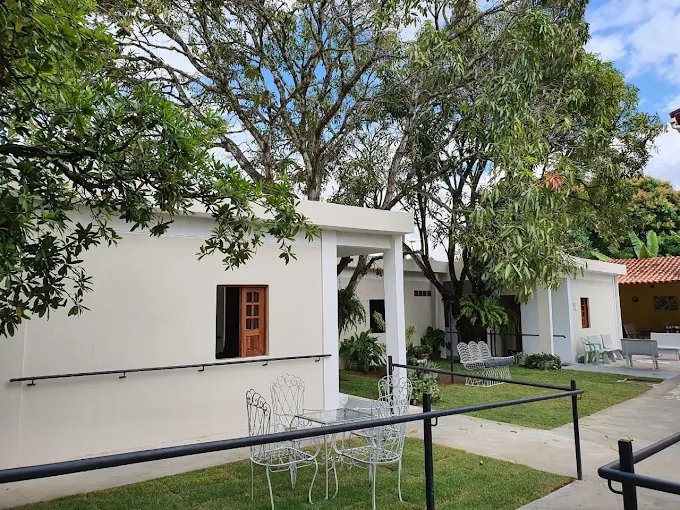 Área externa com mesas e cadeiras de ferro