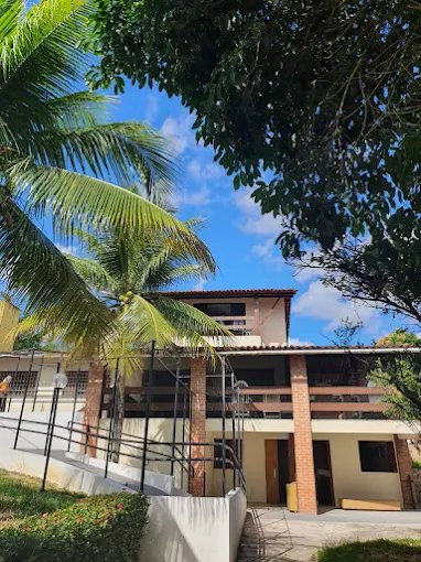 Fachada do Novo Lar Geriátrico com palmeiras — Recife, PE