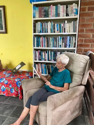 Residente lendo confortavelmente no Novo Lar