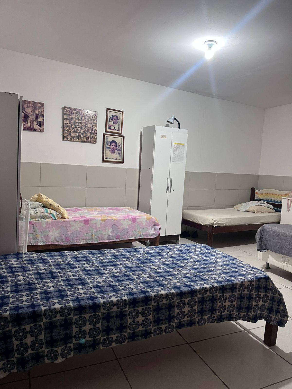 Quarto acessível e bem equipado